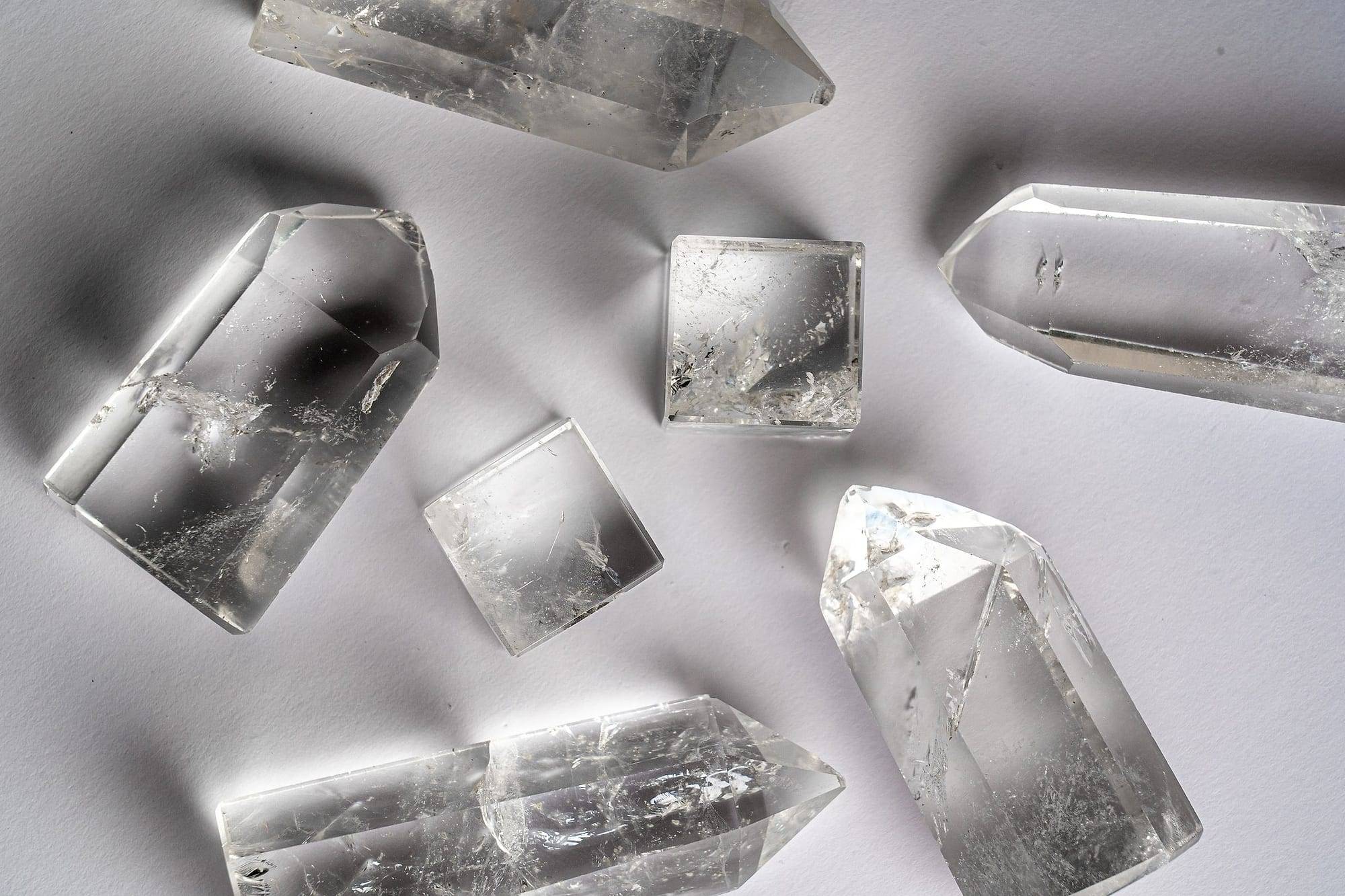 Cristales de cuarzo transparente sobre una superficie blanca