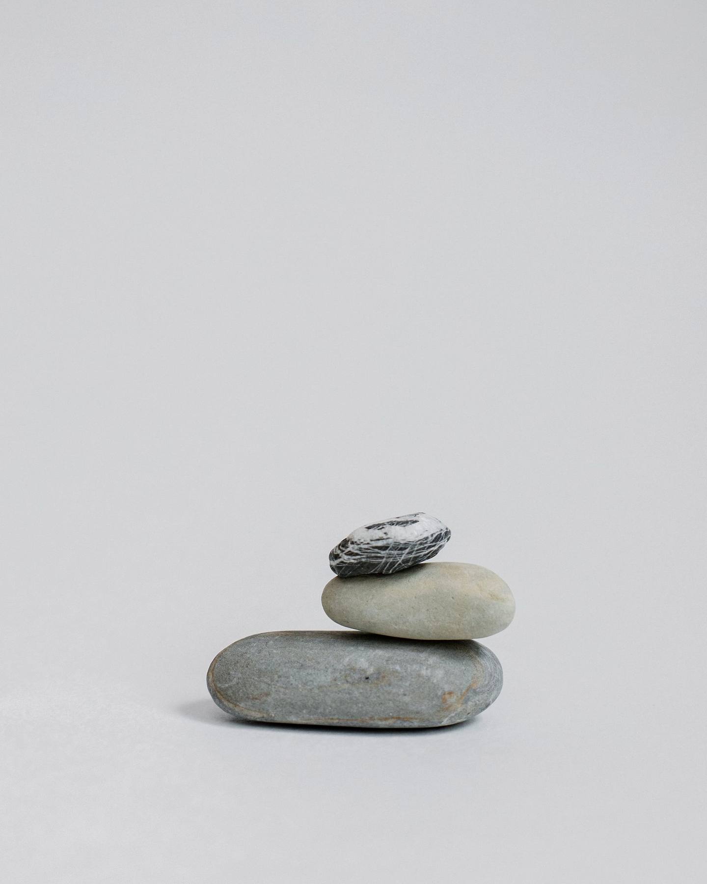 Piedras lisas apiladas en equilibrio sobre fondo claro