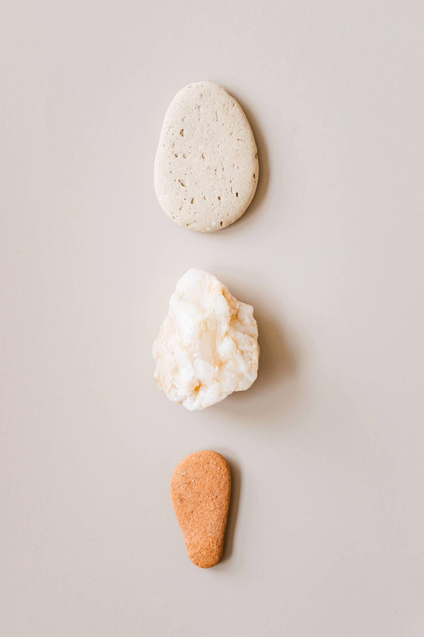 Tres piedras naturales sobre un fondo neutro
