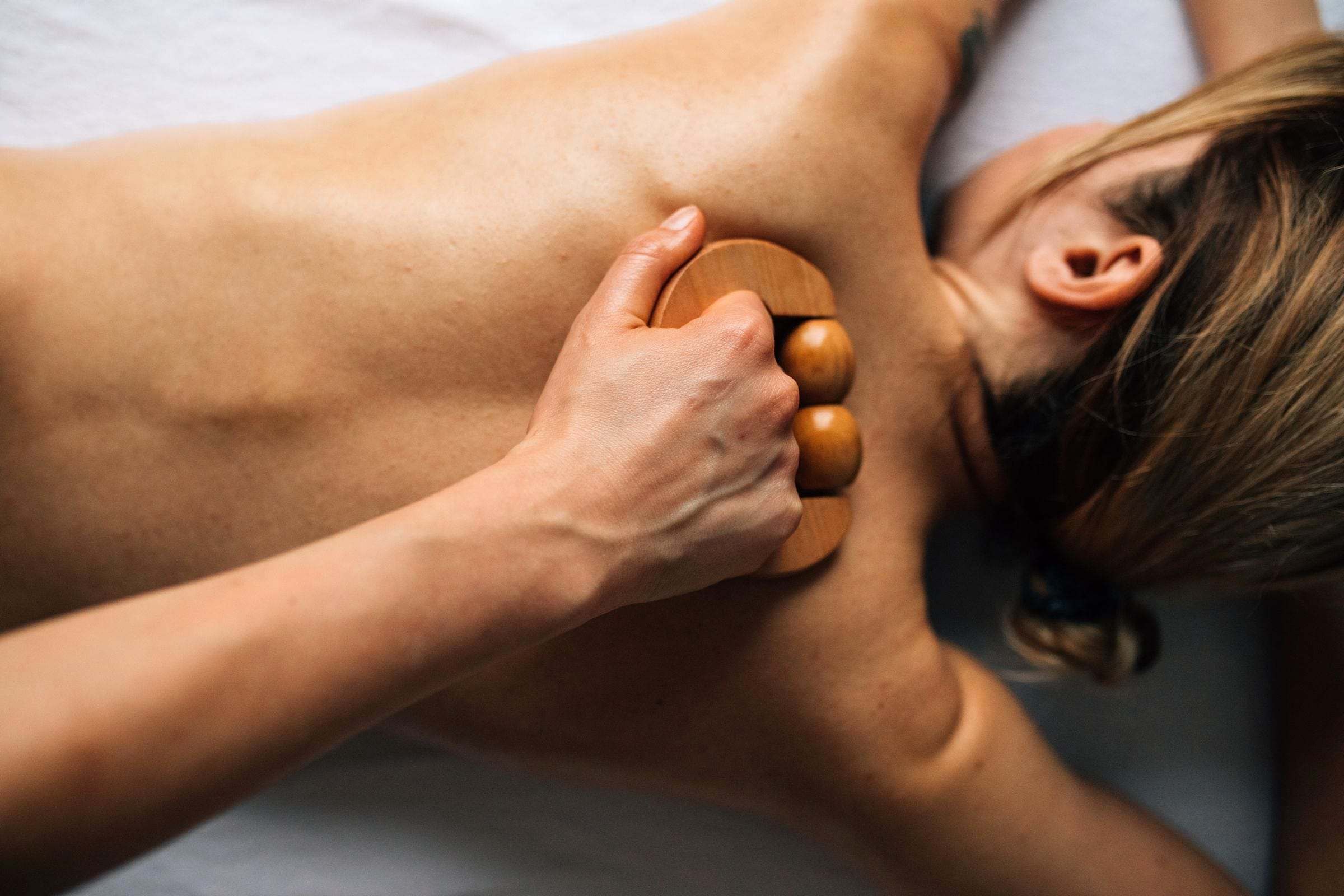 Maderoterapia: masaje en la espalda con utensilio de madera
