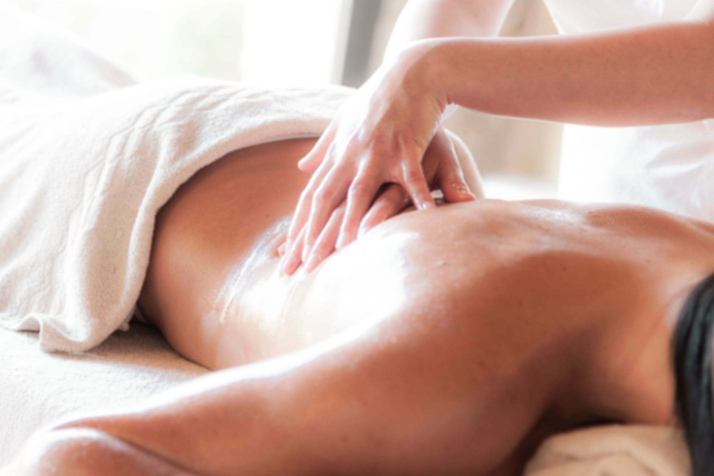 Masaje relajante de espalda con aceite