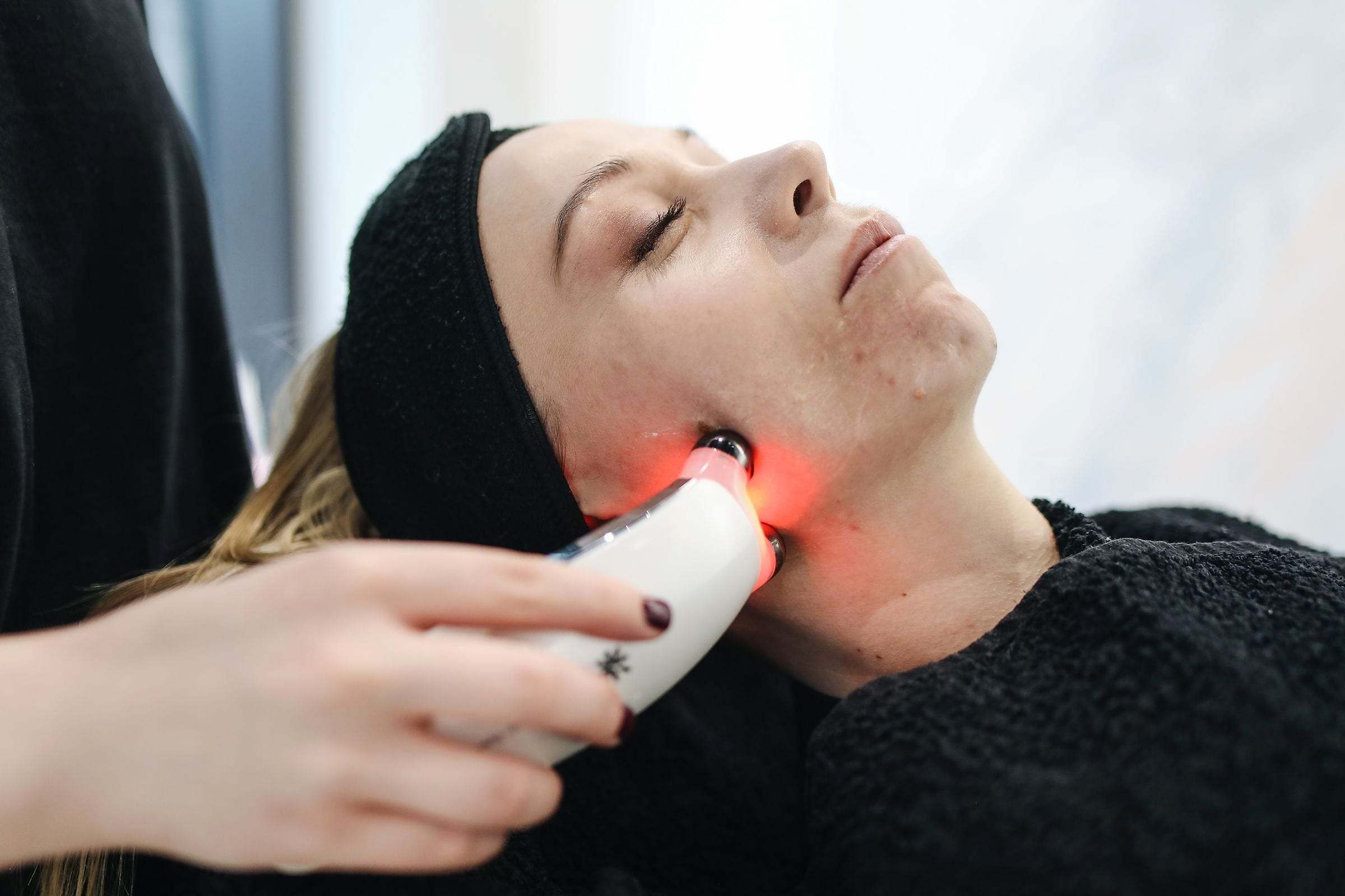 Tratamiento facial con dispositivo de radiofrecuencia en la mandíbula