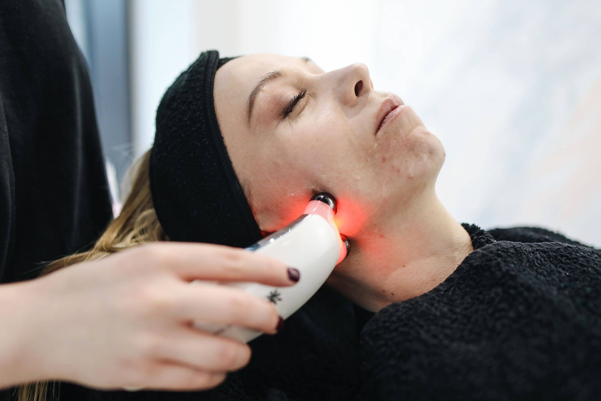Tratamiento facial con dispositivo de radiofrecuencia en la mandíbula